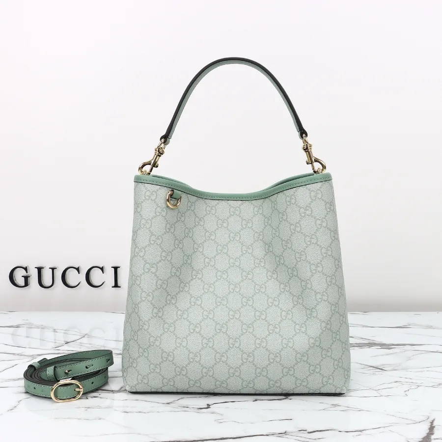 GUCCI GG Emblem 미디엄 버킷백 #815103.JPG