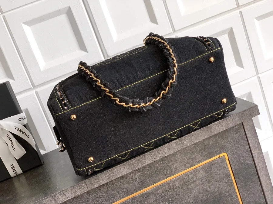 chanel_denim_bostonbag_2240000601656_bottom.jpg