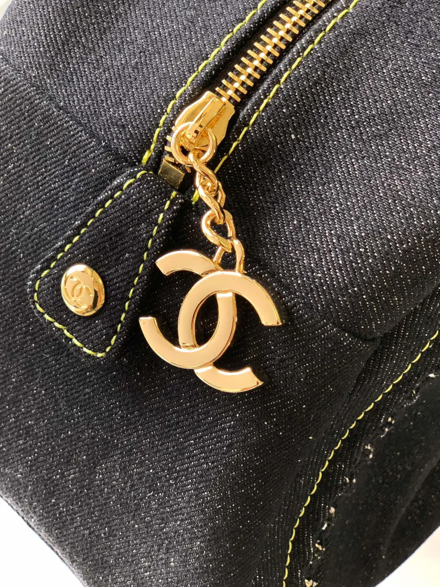 chanel_denim_bostonbag_2240000601656_detail_02.jpg