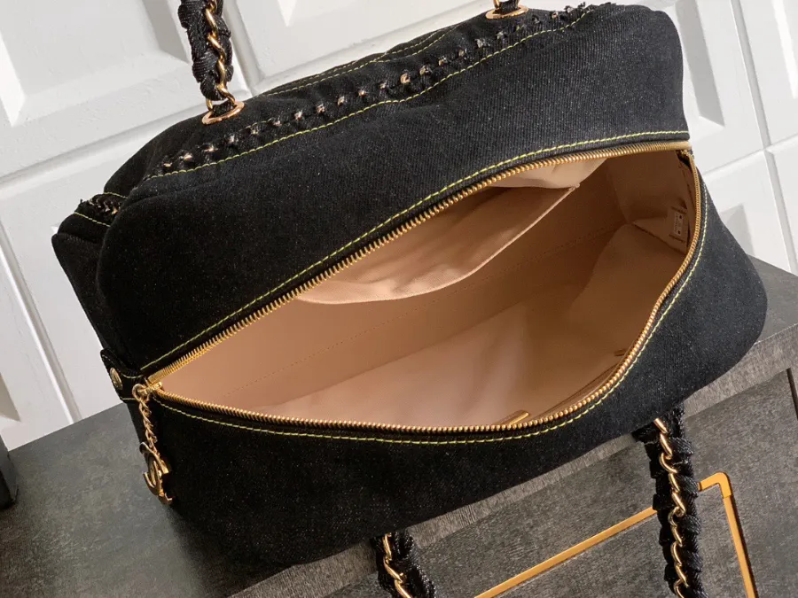 chanel_denim_bostonbag_2240000601656_detail_03.jpg