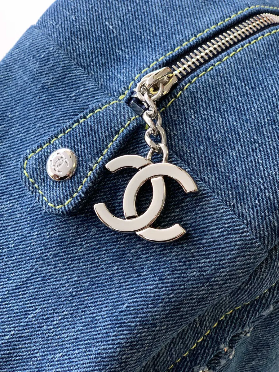 chanel_denim_bostonbag_2240000601656_detail_01.jpg