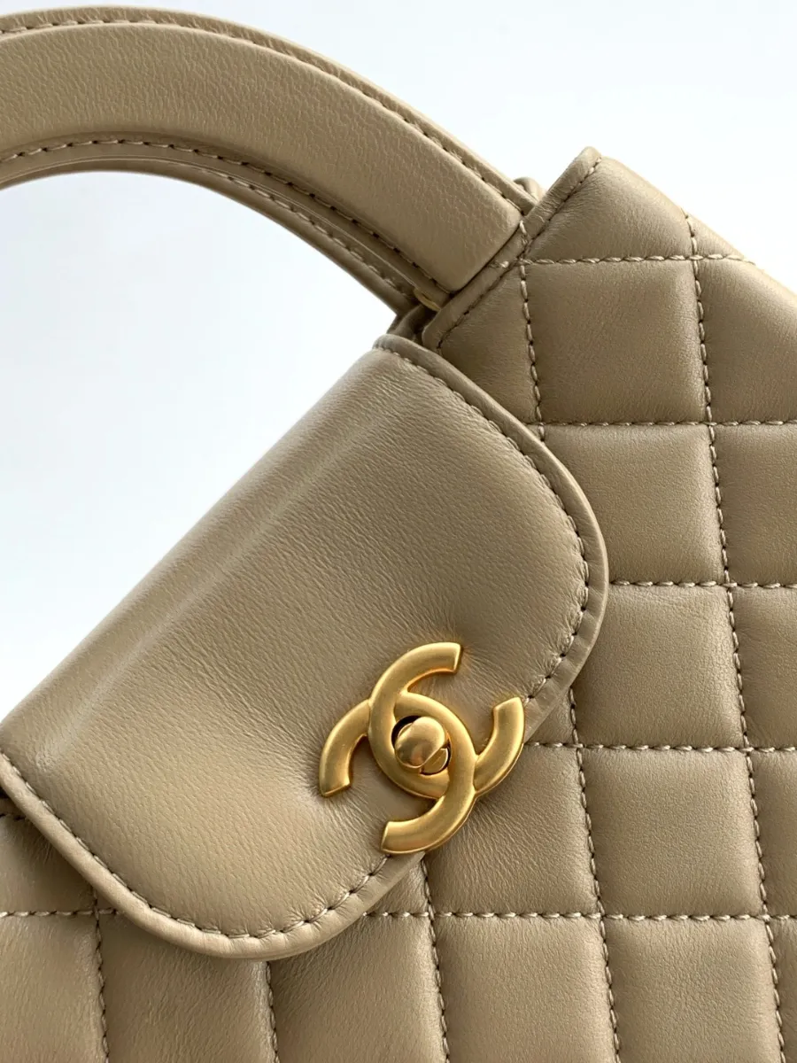 chanel_lambskin_kellybag_as4416_detail_02.jpg