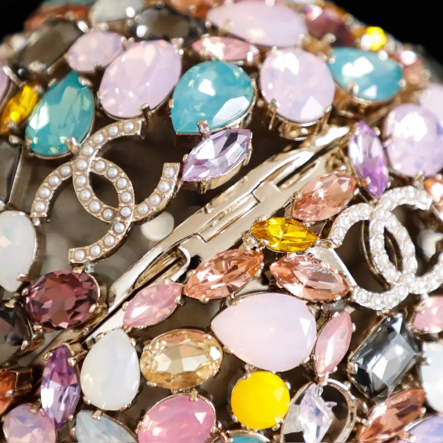 chanel_swarovski_crystal_diamond_ball_clutch_detail_02.jpg