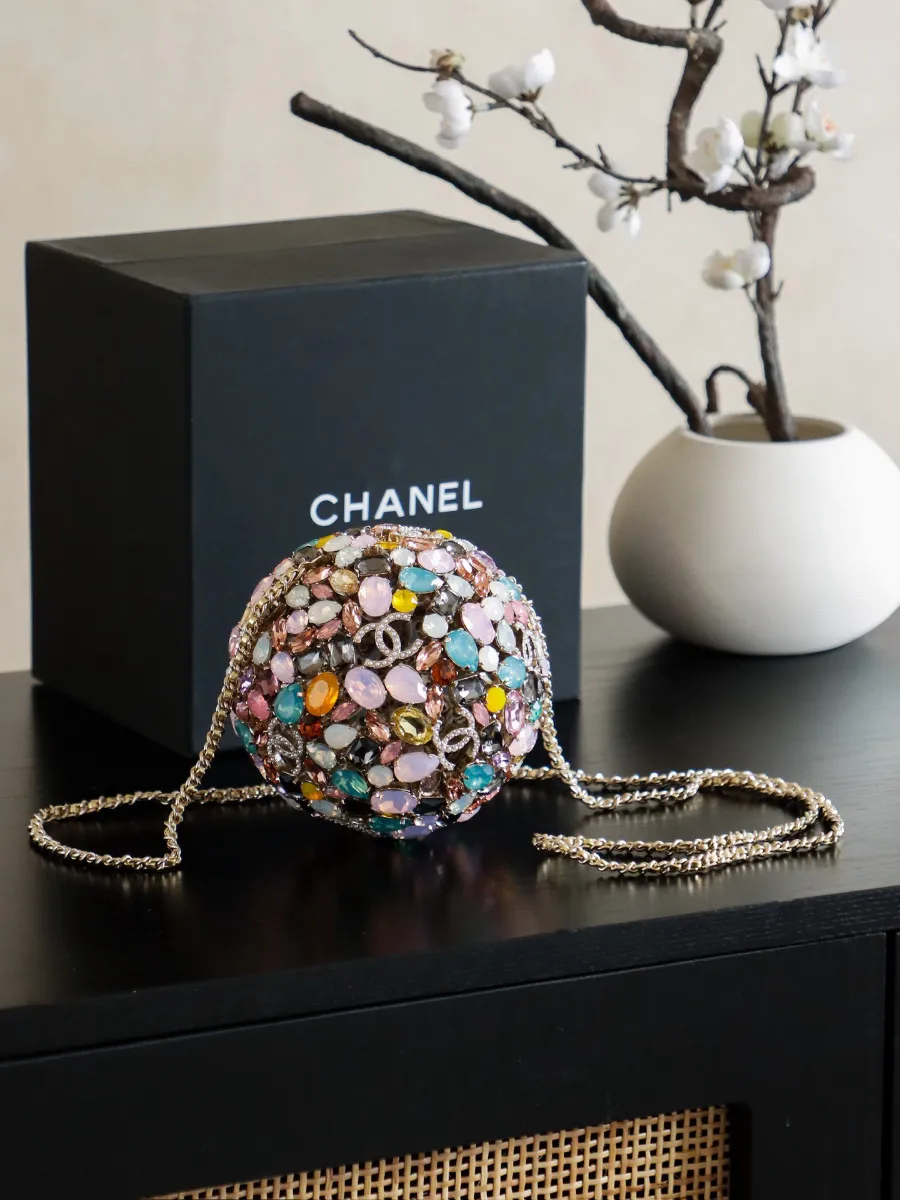 chanel_swarovski_crystal_diamond_ball_clutch_front.jpg