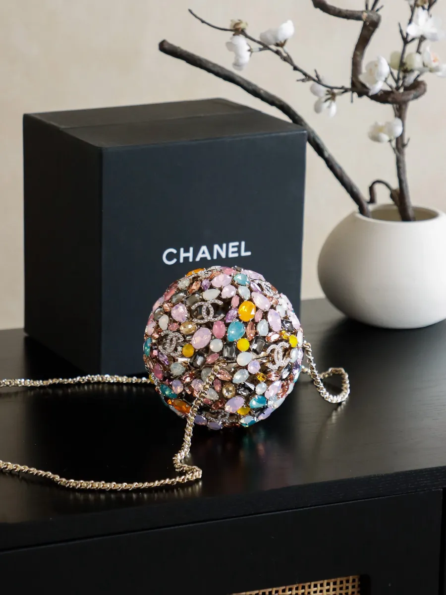 chanel_swarovski_crystal_diamond_ball_clutch_side.jpg