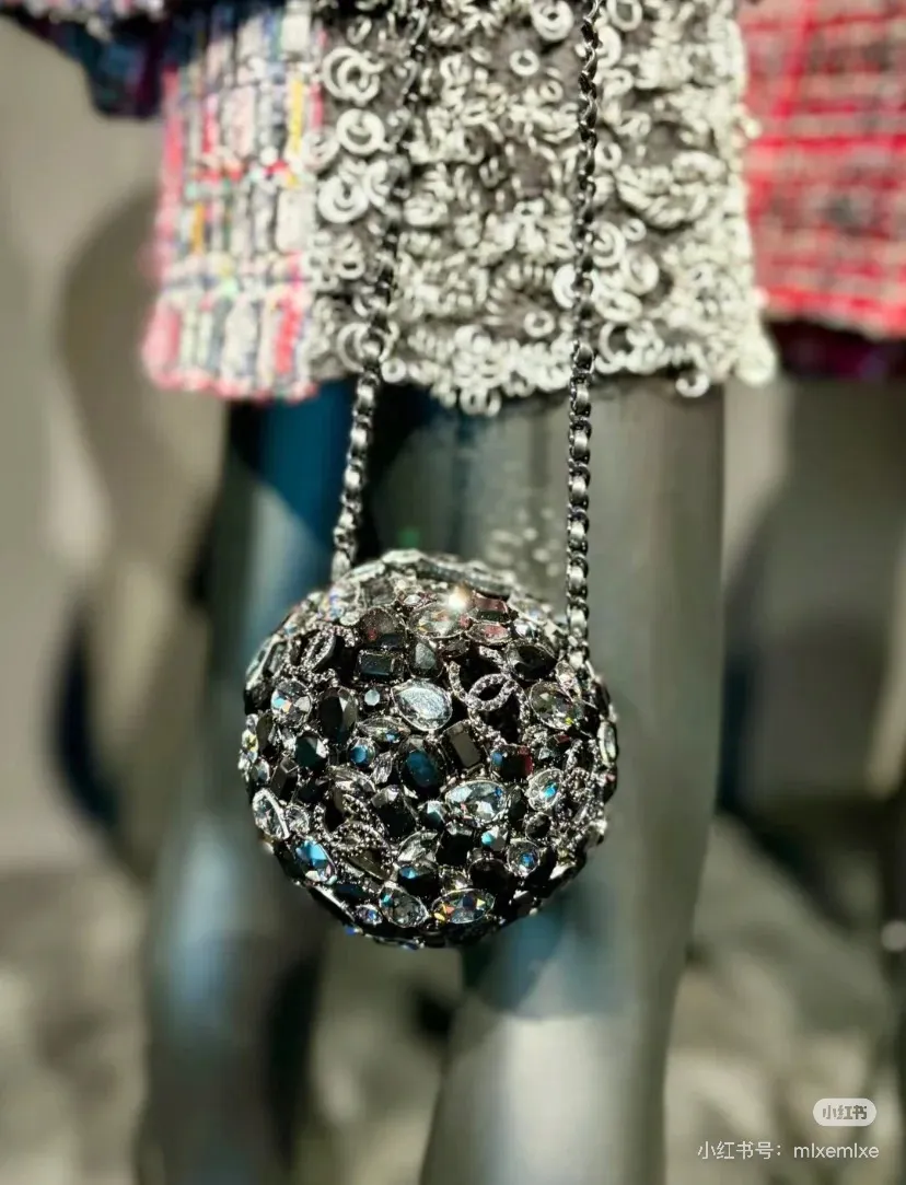 chanel_swarovski_crystal_diamond_ball_clutch_detail_07.jpg