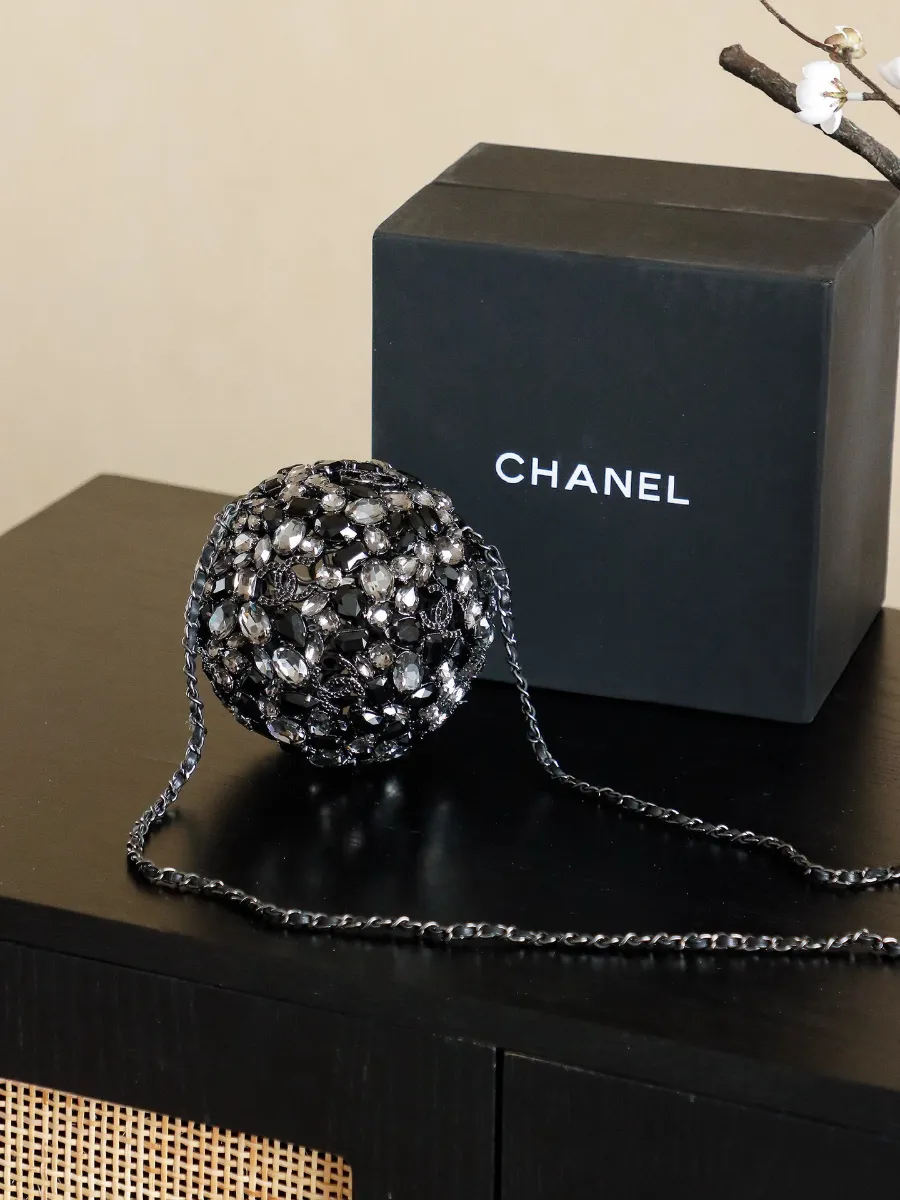 chanel_swarovski_crystal_diamond_ball_clutch_back.jpg