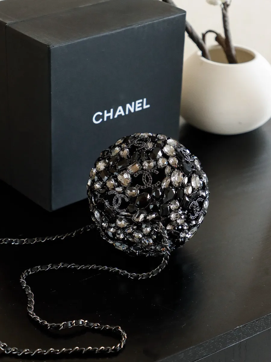chanel_swarovski_crystal_diamond_ball_clutch_bottom.jpg