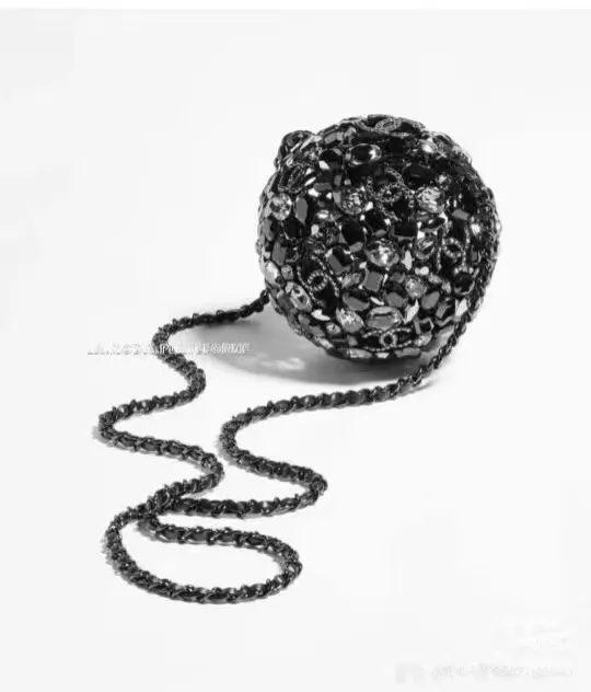 chanel_swarovski_crystal_diamond_ball_clutch_detail_05.jpg