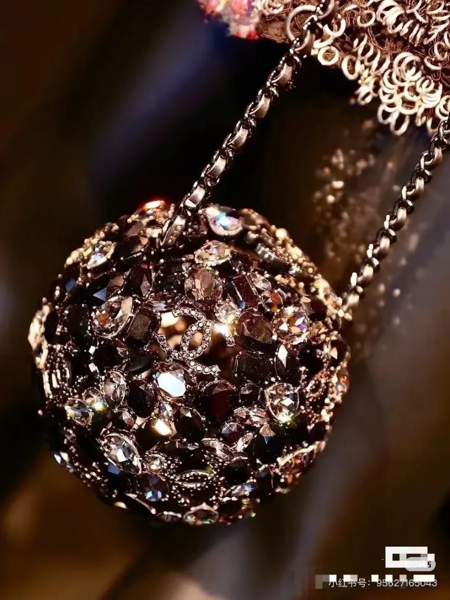 chanel_swarovski_crystal_diamond_ball_clutch_detail_10.jpg
