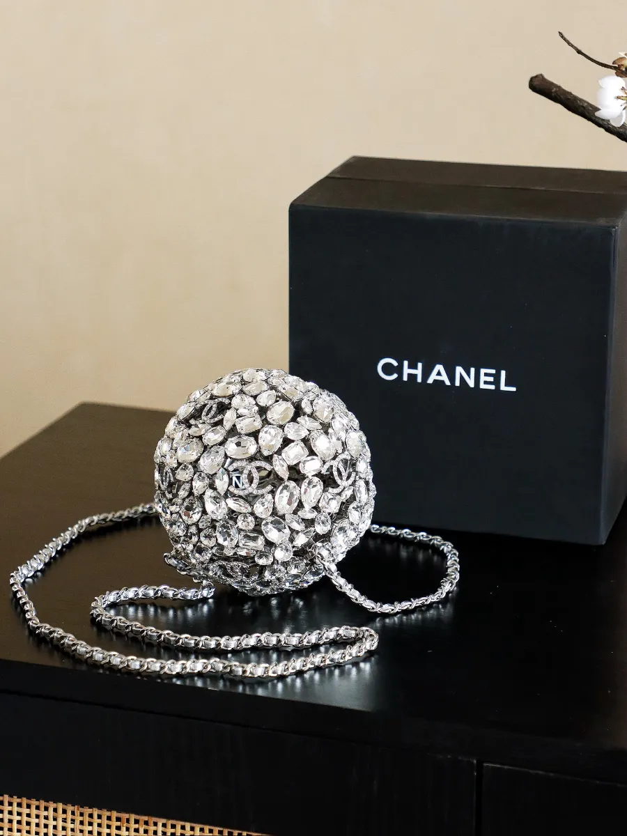 chanel_swarovski_crystal_diamond_ball_clutch_bottom.jpg