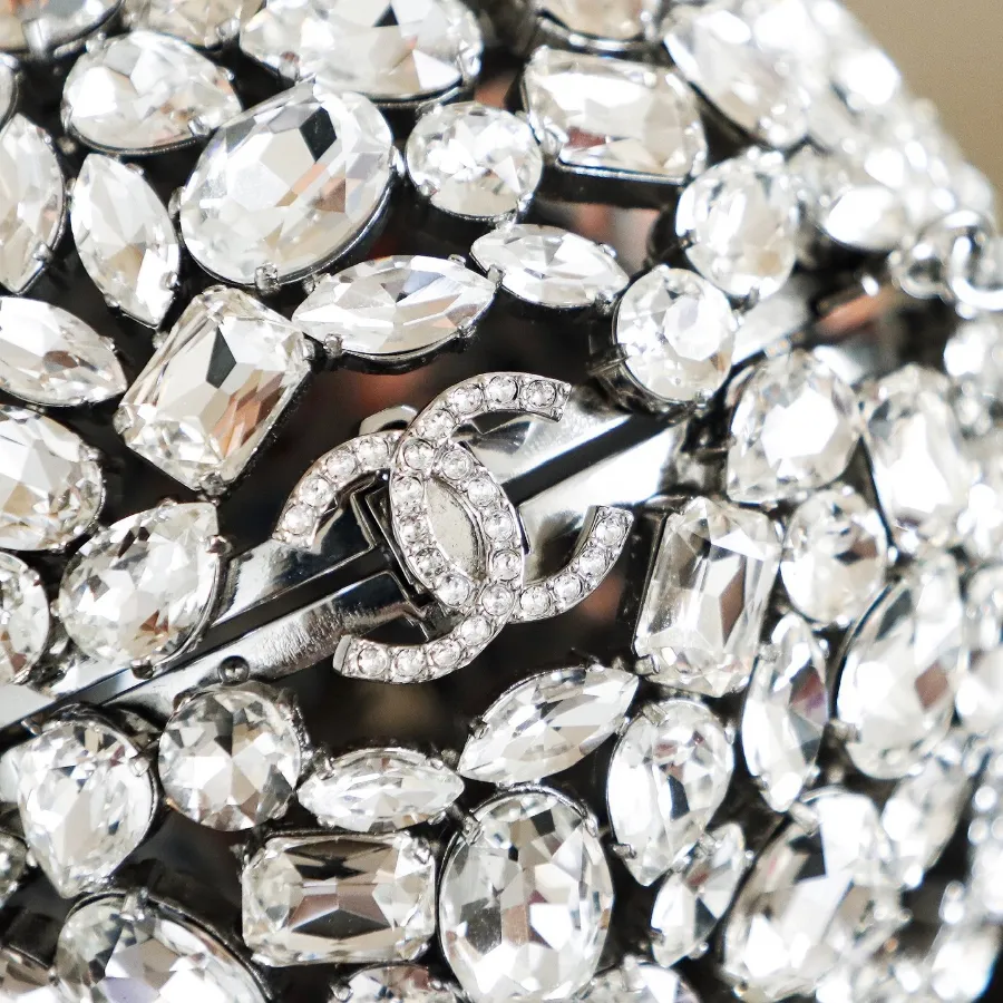 chanel_swarovski_crystal_diamond_ball_clutch_detail_01.jpg