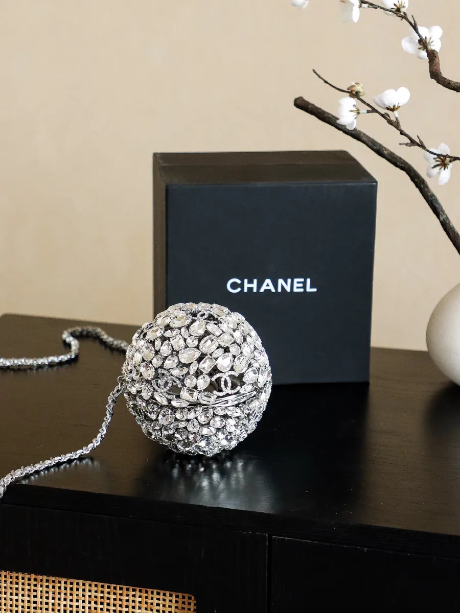 chanel_swarovski_crystal_diamond_ball_clutch_side.jpg