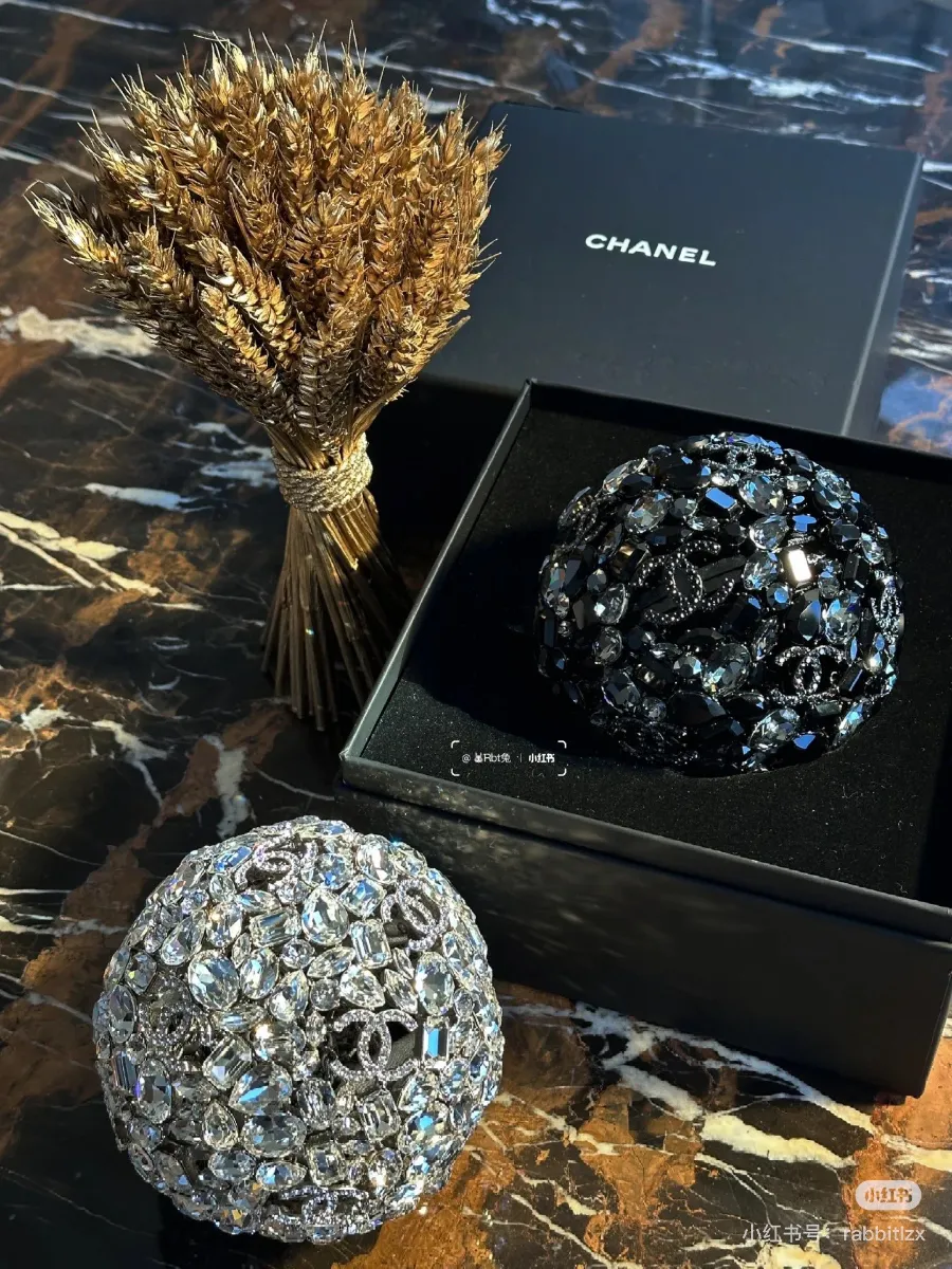 chanel_swarovski_crystal_diamond_ball_clutch_detail_05.jpg