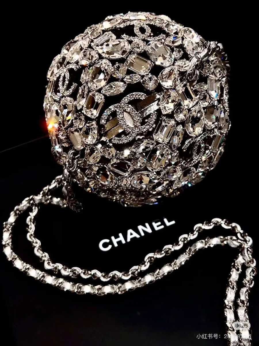 chanel_swarovski_crystal_diamond_ball_clutch_detail_07.jpg
