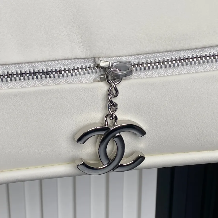 chanel_vintage_paris-london_flap-bag_9902_detail_01.jpg