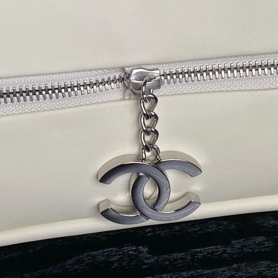 chanel_vintage_paris-london_flap-bag_9902_detail_02.jpg