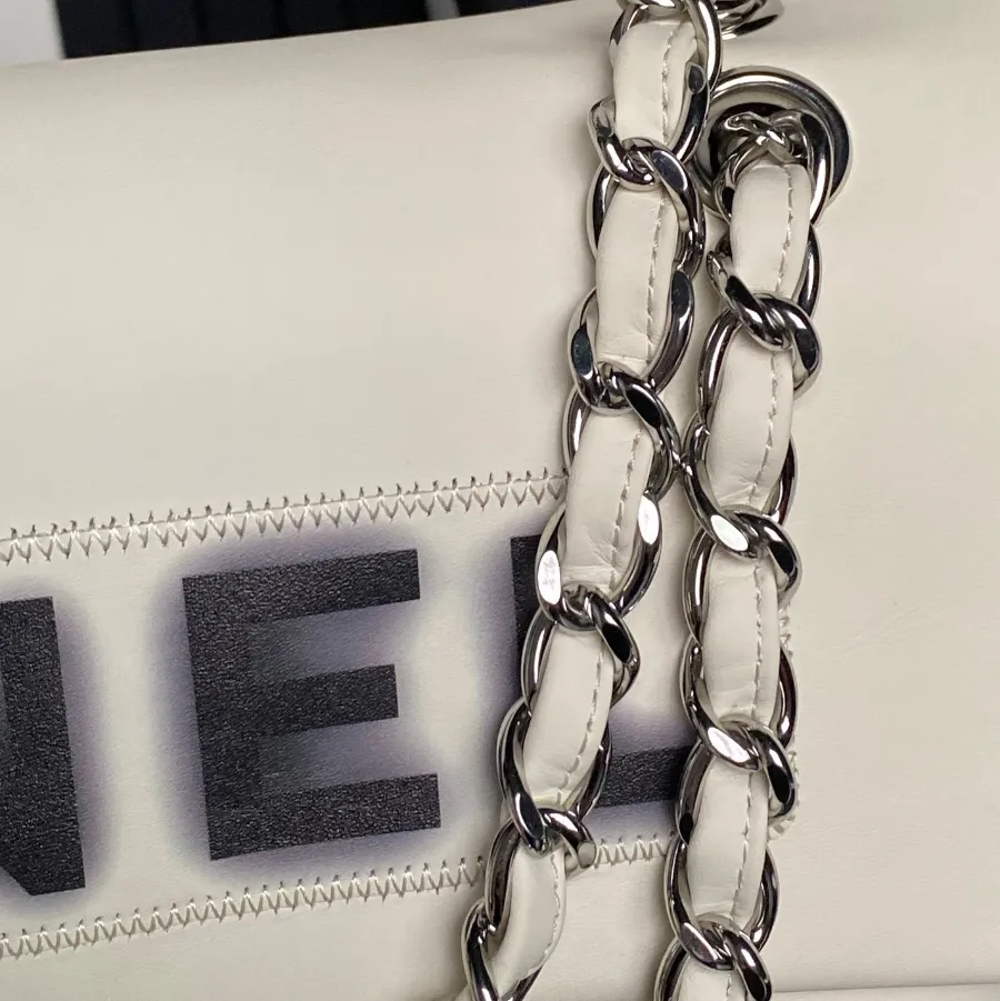 chanel_vintage_paris-london_flap-bag_9902_detail_04.jpg