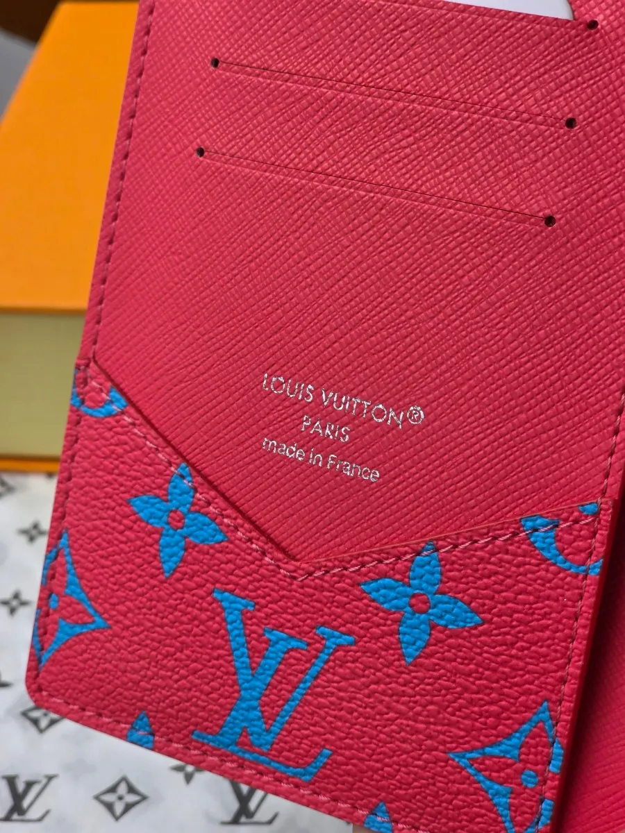 Louis_Vuitton_루이비통_여권_커버지갑_M14770_detail_03.jpg
